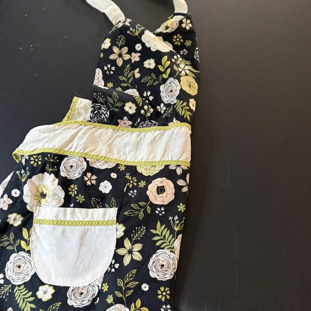 Now Designs Black Floral Ruffle Apron with Pockets Full Length Kitchen Cooking